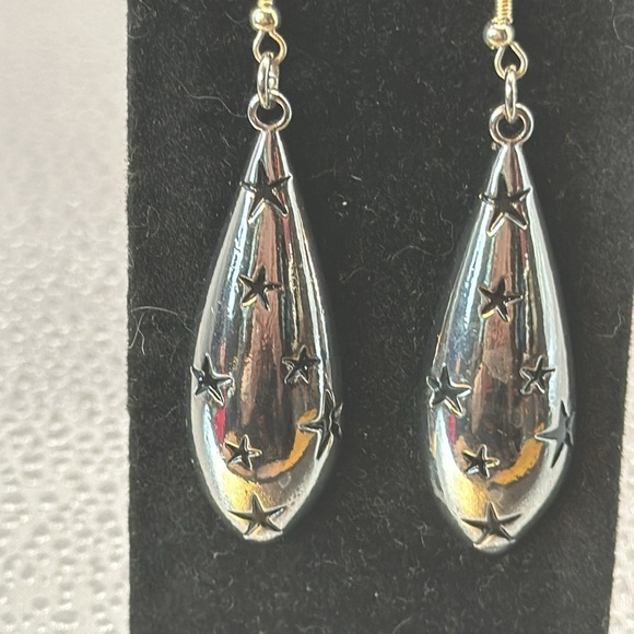 Pierced earrings beautiful silver tone. 2 inches long and one and a half wide​ - Picture 3 of 3